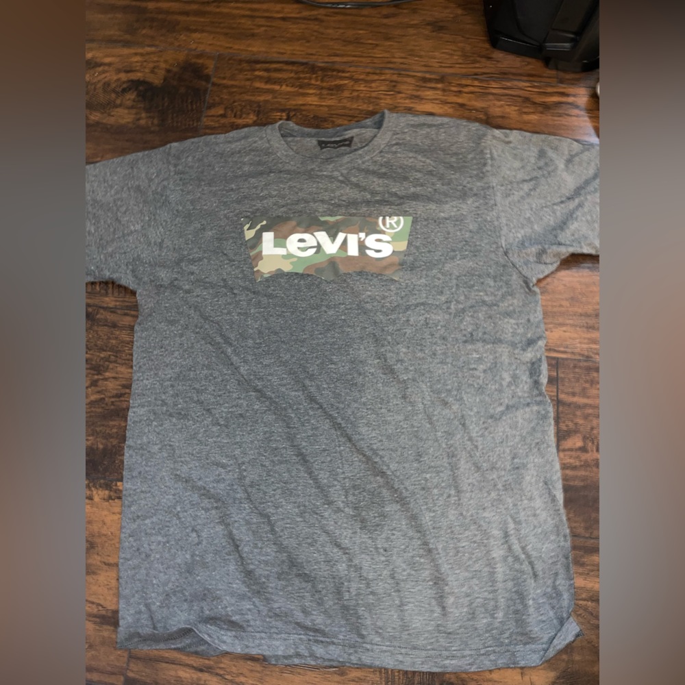 Grey Levi’s t-shirt